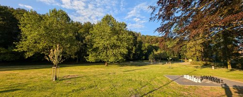 Auf der sonnig gelegenen Liegewiese können es sich die Gäste für Ihren Aufenthalt gemütlich machen.