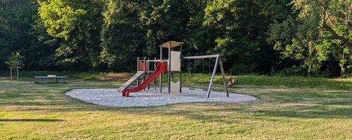 Ein Spielplatz steht für die kleineren Gäste zur Nutzung bereit.
